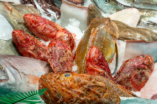 Venta de salmonetes y otros pescados en un mercado en Barcelona, España - Foto, Imagen
