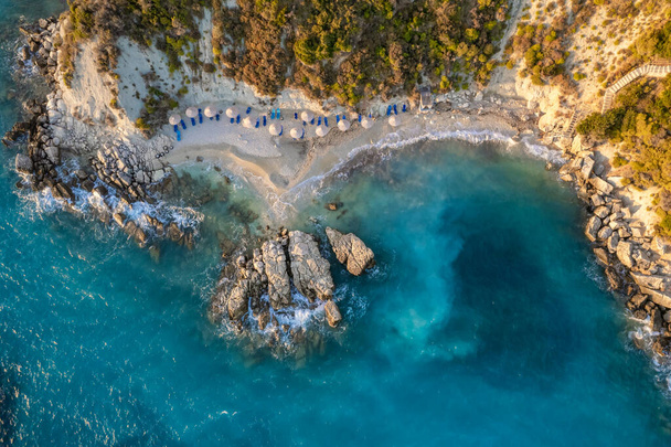 Hermosa playa de arena de Xigia en la isla de Zakynthos, mar Jónico, Grecia. Vista aérea de arriba hacia abajo de la pequeña playa de Xigia en la isla griega de Zante. - Foto, imagen