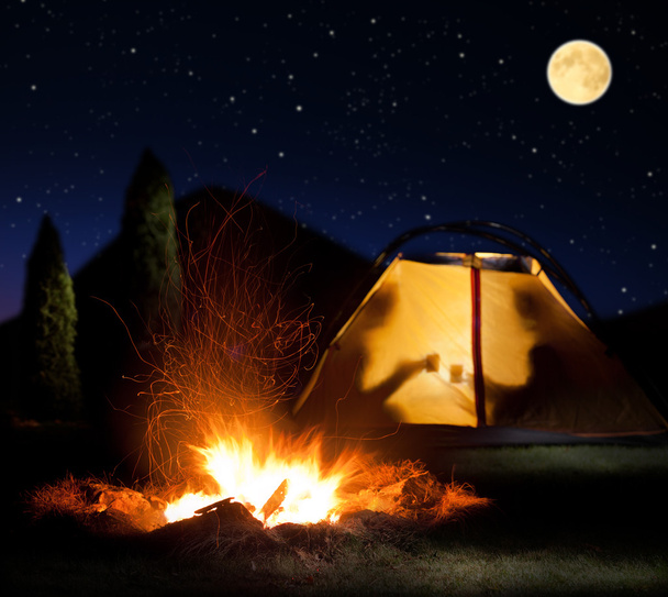 Nacht kamperen in de bergen.  - Foto, afbeelding