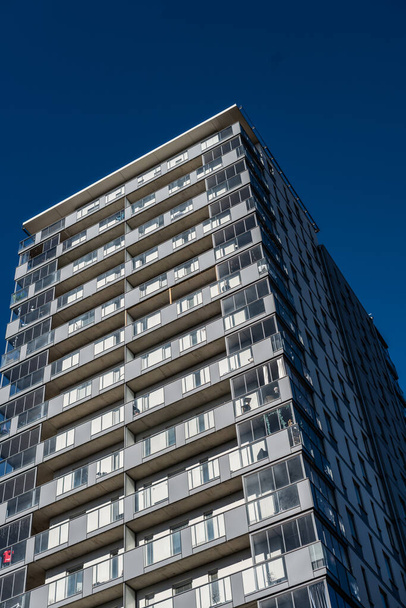 High rise apartment building against blue sky. - Foto, Imagem