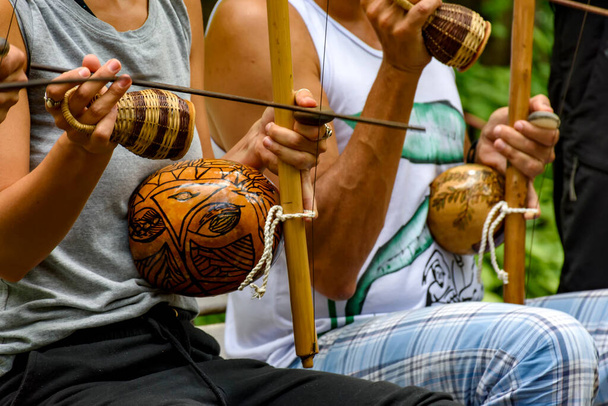 Афро-бразильские ударные музыкальные инструменты во время выступления капоэйры на улицах Бразилии - Фото, изображение