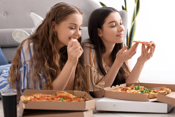 Fiatal nők finom pizzát esznek otthon - Fotó, kép