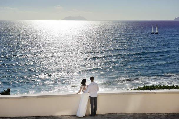 νύφη και γαμπρός κοντά θάλασσα ημέρα του γάμου  - Φωτογραφία, εικόνα