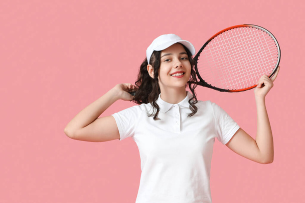 Tenista adolescente con raqueta sobre fondo rosa - Foto, Imagen