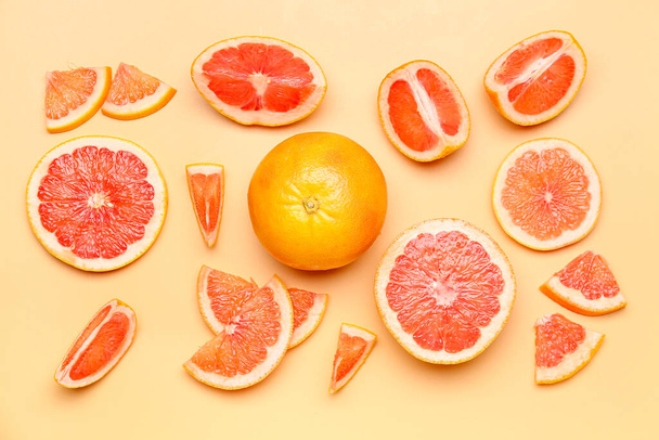 Composition with pieces of ripe grapefruit on color background - Foto, Imagem
