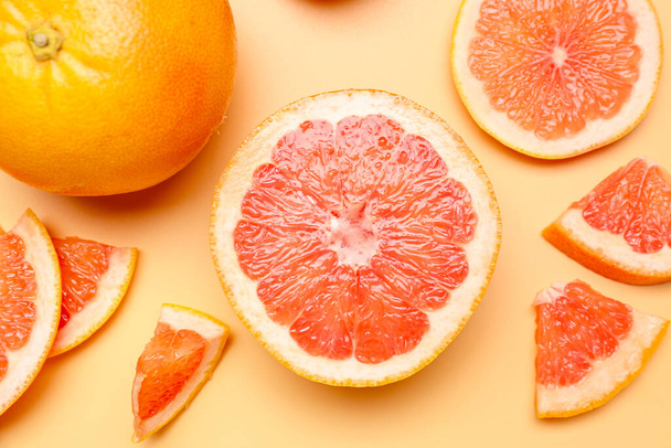 Složení se zralým grapefruitem na barevném pozadí, detailní záběr - Fotografie, Obrázek