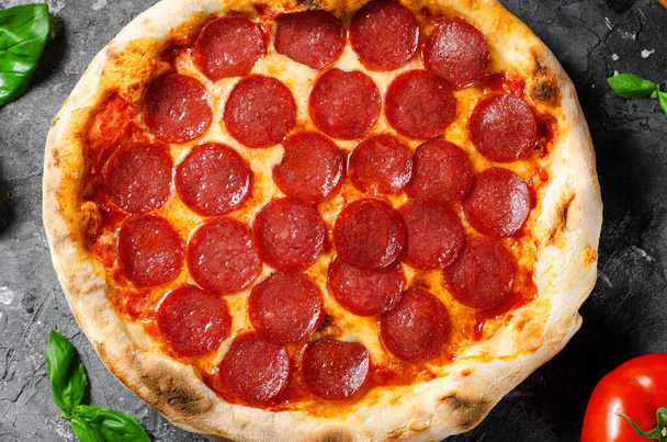 Pepperoni pizza mozzarellás sajttal, szalámival, paradicsomszósszal, kőből készült pizzával - Fotó, kép