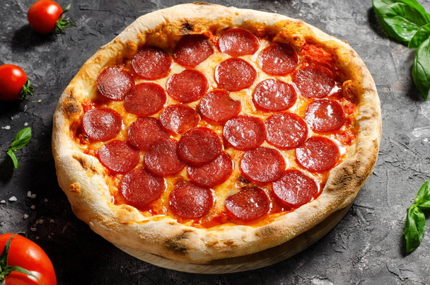 Mozzarella peynirli biberli pizza, salam, domates sosu, fırınlanmış pizza. - Fotoğraf, Görsel