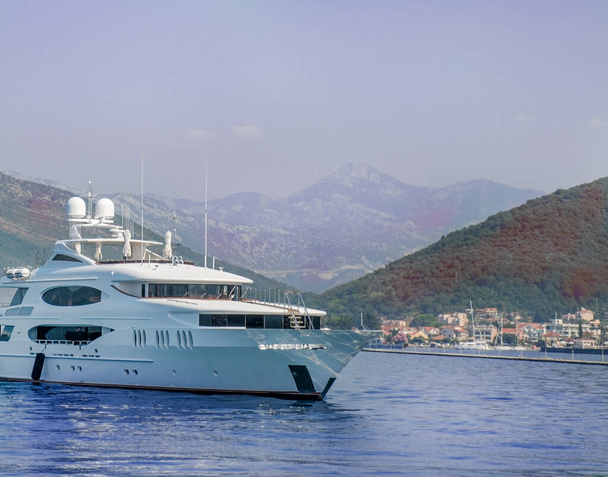 photo de stock de yacht à moteur privé de luxe en mer tropicale avec vague d'arc - Photo, image