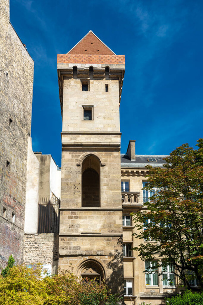 A rettenthetetlen János tornya Párizsban, Franciaországban. Ez az 1408-ban épült Hotel de Bourgogne utolsó maradványa.. - Fotó, kép