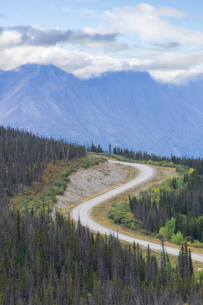 Scenic Road a kanadai Nature Mountain Tájkép őszi szezonban. A kanadai Yukon-ban készült. - Fotó, kép