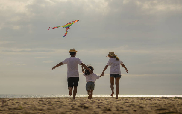 Šťastné rodinné cestování na pláži, Rodinné cestování autem, Cestování autem v létě, Šťastné rodinné cestování na pláži, Rodinné cestování na letní dovolené - Fotografie, Obrázek