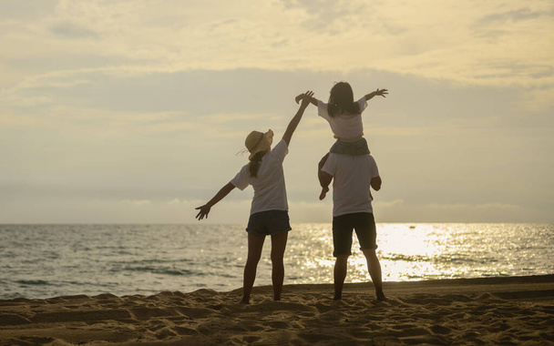 Счастливая семья, наслаждающаяся путешествиями по пляжу, Семейная поездка на автомобиле летом, Путешествие на пляже во время летних каникул, Фотография высокого качества - Фото, изображение