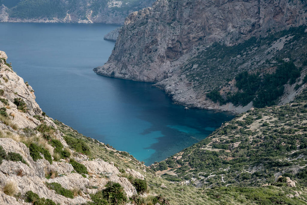 Descubriendo la belleza escondida de una cala de turquesa aislada en Mallorca en España - Foto, imagen