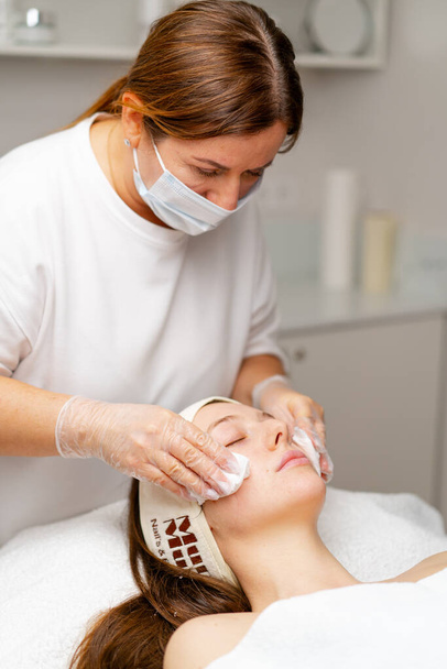 zabieg kosmetyczny odmładzania skóry pacjenta w klinice kosmetologicznej lekarz wykonuje zabieg kosmetyczny - Zdjęcie, obraz