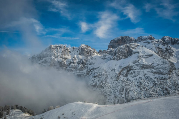 Krásný výhled na Brenta Dolomity s fantastickými mraky a Alpy Madonna di Campiglio, Pinzolo, Itálie. Leden 2023 - Fotografie, Obrázek