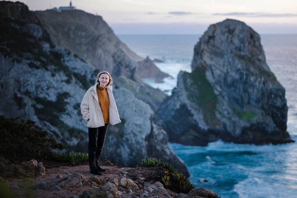 Nainen Atlantin kallioilla lähellä Cape Rocaa, Sintrassa, Portugalissa.   - Valokuva, kuva