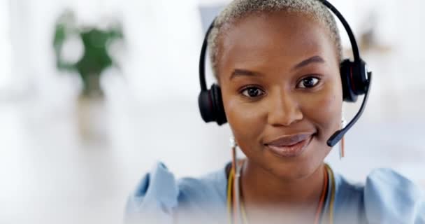Online crm, πρόσωπο και χαρούμενη μαύρη γυναίκα με χαμόγελο από την εργασία υποστήριξης πελατών. Τηλεφωνικό κέντρο, τηλεπωλήσεις και σύμβουλος Ιστού με την ευτυχία της επαγγελματικής διαβούλευσης με το θολό υπόβαθρο. - Πλάνα, βίντεο