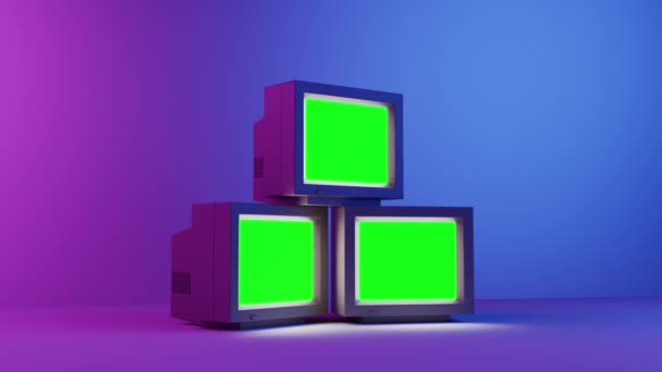 Real time pan rond van vintage televisies met groen scherm tegen paarse en blauwe neon verlichting in donkere studio - Video
