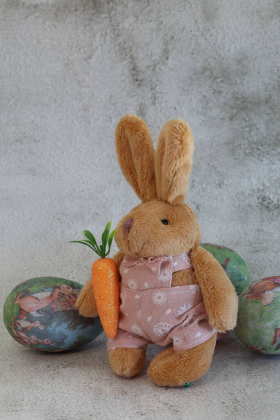 Coniglietto pasquale con decorazione decorativa delle uova - Foto, immagini