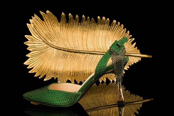 сексуальне взуття на високому каблуці на чорно-золотому тлі
 - Фото, зображення