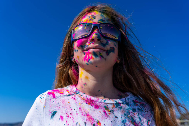 Junges europäisches Mädchen feiert heiliges Fest vor blauem Himmel. Hochwertiges Foto - Foto, Bild