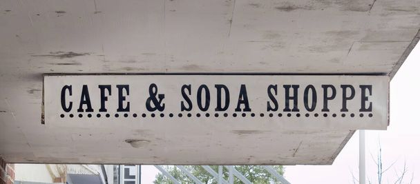 Café y Soda Shoppe Signage en una pequeña ciudad - Foto, Imagen