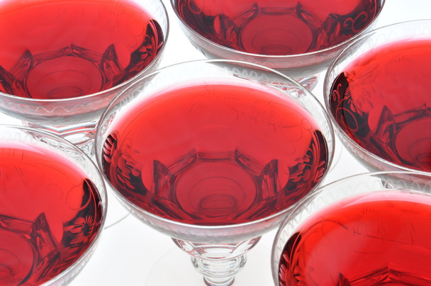 Alcoholische drank in de kristallen glazen - Foto, afbeelding