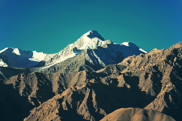 Στενή επάνω χιόνι οροσειρά φιλτραρισμένο εικόνα: Σταυρός επεξεργασία vintage αποτέλεσμα. - Φωτογραφία, εικόνα