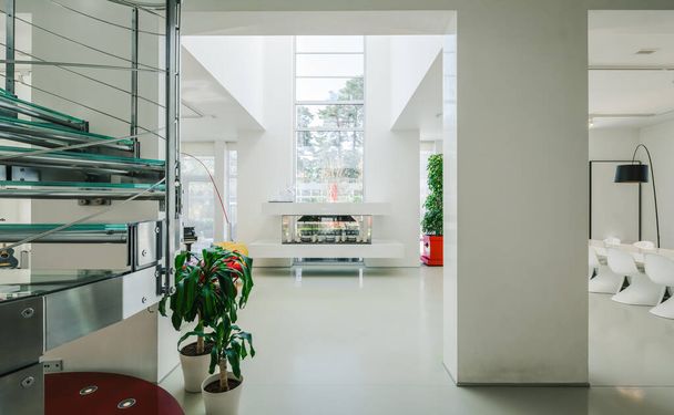 Intérieur moderne de maison privée de luxe. Séjour spacieux avec sol blanc et murs. Escalier en spirale. - Photo, image