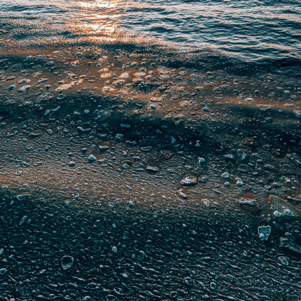 Κοντινό πλάνο χιονιού και πάγου στην επιφάνεια της Βαλτικής Θάλασσας το χειμώνα. Όμορφη φύση. Φως Ηλίου. - Φωτογραφία, εικόνα