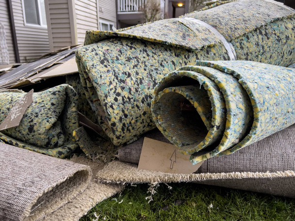 Se concentrer sélectivement sur arraché vieux tapis jeté dans la cour à l'extérieur d'un immeuble d'habitation - Photo, image