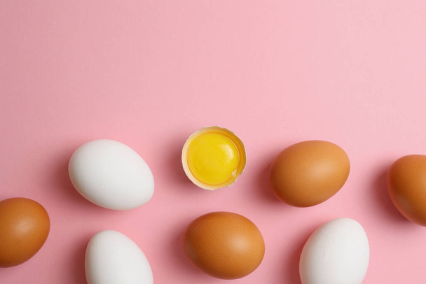 fresh farm eggs on a colored background. High quality photo - Φωτογραφία, εικόνα