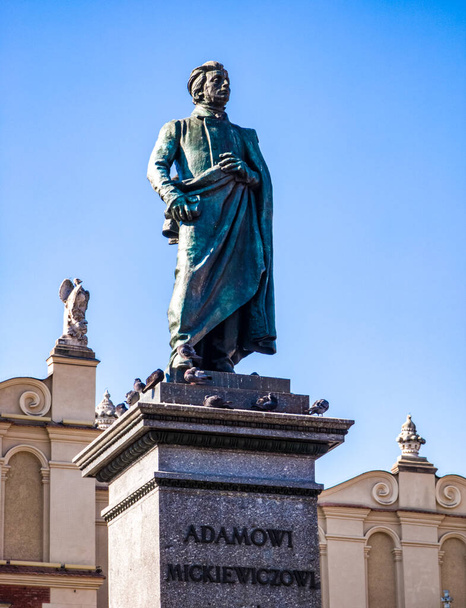 Памятник Адаму Мицкевичу в Кракове, Польша. Голубое небо на заднем плане. - Фото, изображение