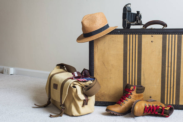 Traveler's belongings are against the wall. Map, binoculars and suitcase. Everything is ready for the expedition. Space for text. - Fotoğraf, Görsel
