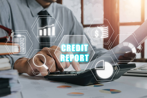 Concept de rapport de crédit, Homme d'affaires utilisant la calculatrice et l'analyse des graphiques d'affaires sur bureau avec l'icône de rapport de crédit sur l'écran virtuel,. - Photo, image