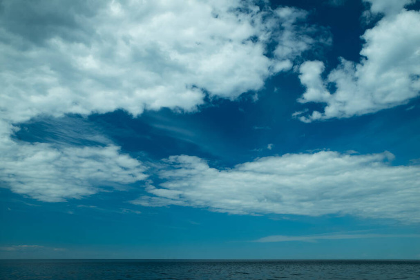 Malowniczy krajobraz morski spokojnego morza i błękitne niebo z chmurami. Piękny krajobraz. - Zdjęcie, obraz