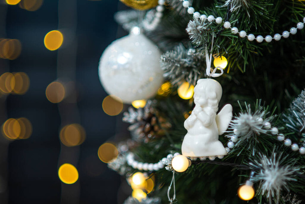 Bílá koule, korálky, andělská hračka, bokeh světla věnce. Vánoční stromek - Fotografie, Obrázek