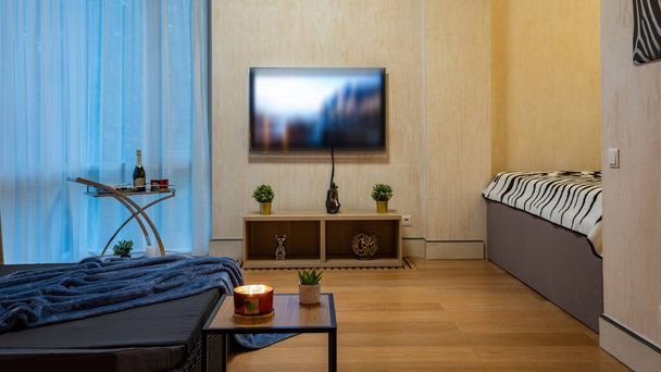 Modernes Interieur im Wohnzimmer. TV an Wand. Panorama-Fenster. - Foto, Bild