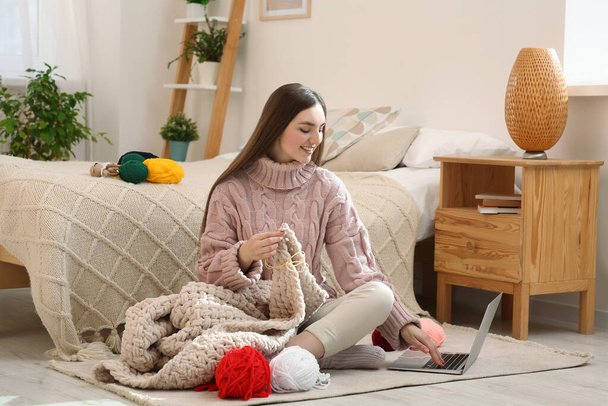 Young woman learning to knit with online course at home. Handicraft hobby - Foto, Imagem