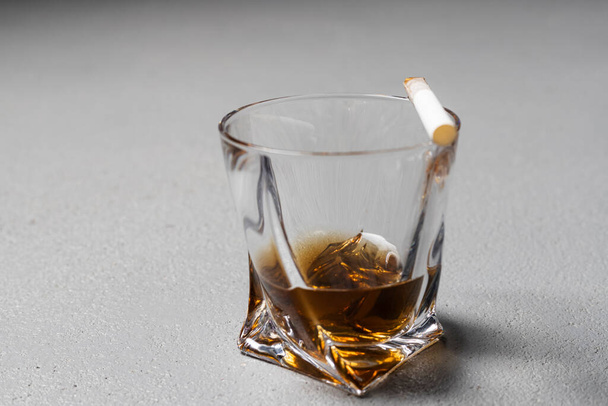 Un primer plano de un vaso de whisky, licor, whisky u otro alcohol o bebida. - Foto, imagen