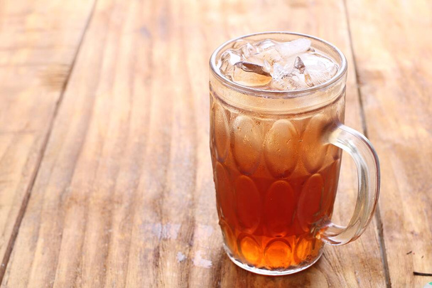Сладкий холодный чай на деревянном столе - Фото, изображение