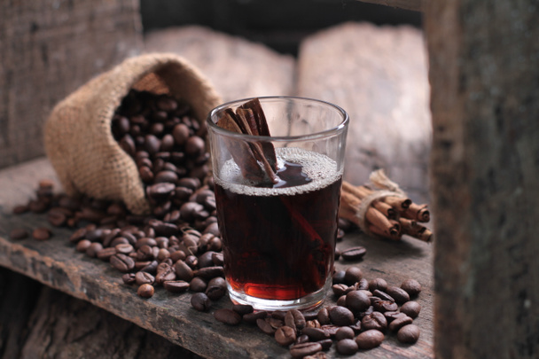 Kaffee ist ein Getränk, das aus gerösteten Kaffeebohnen zubereitet wird. Dunkel gefärbt, bitter und leicht säuerlich wirkt Kaffee auf den Menschen anregend, vor allem aufgrund seines Koffeingehalts. Es hat den höchsten Absatz auf dem Weltmarkt für Heißgetränke. - Foto, Bild
