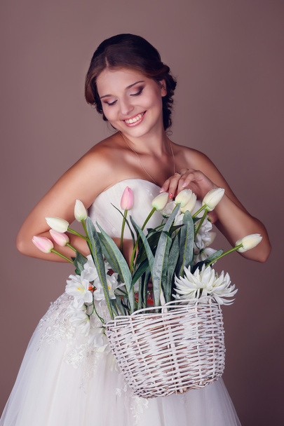 Gyönyörű menyasszony pózol az esküvője napján. - Fotó, kép