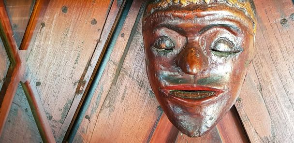 伝統的なレトロなジャワ様式の神秘的な木製の仮面と作品には、死者の精神が含まれています。 - 写真・画像