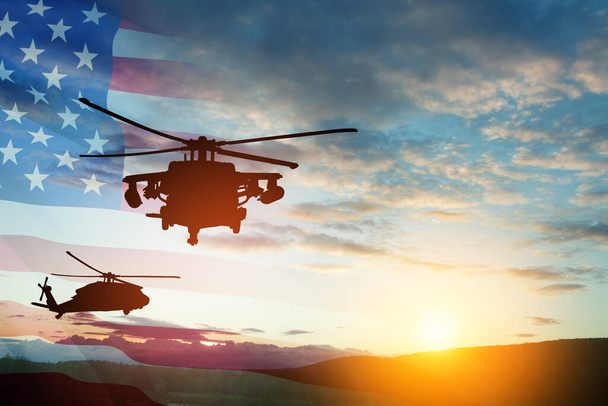 Siluetas de helicópteros sobre fondo de atardecer con una bandera americana transparente. Tarjeta de felicitación para el Día de los Veteranos, Día de los Caídos, Día de la Fuerza Aérea. Celebración USA. - Foto, Imagen