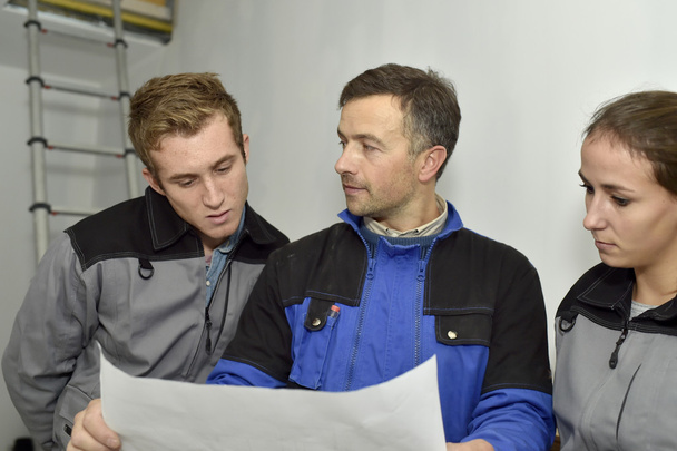 Electrician explaining trainees building plan - Photo, Image