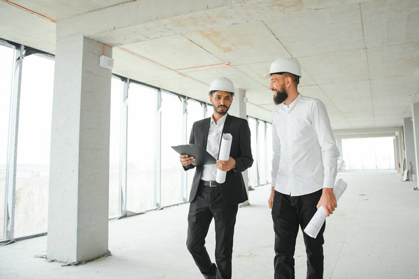 Équipe multiethnique d'affaires. Concept de construction. Ingénieurs indiens et arabes inspectent la construction - Photo, image