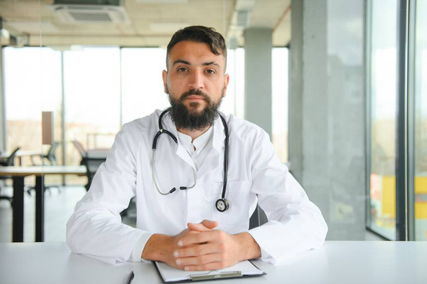 Portrait of a young Arab doctor in the clinic. Healthcare concept. - Foto, Bild