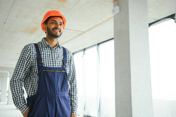 Portrait of a Indian engineer posing at the camera. - Foto, imagen